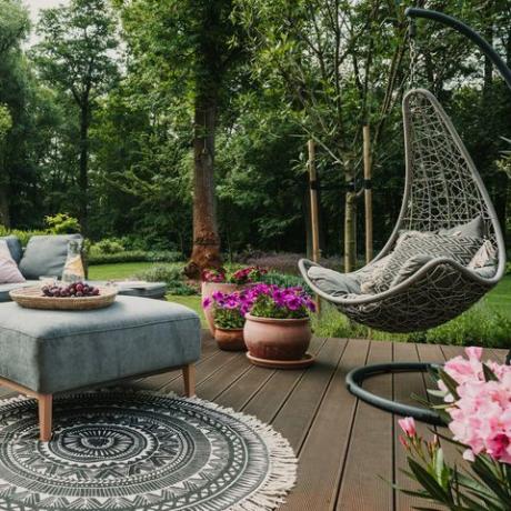 trädgård uteplats dekorerad med skandinavisk rotting soffa och soffbord