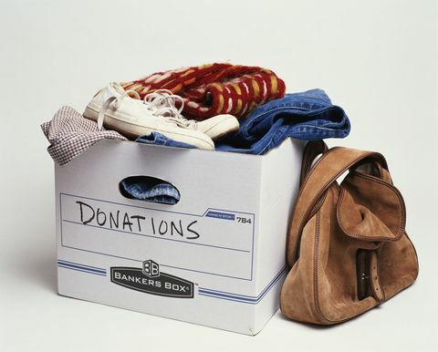 Donationslåda med kläder och personliga föremål