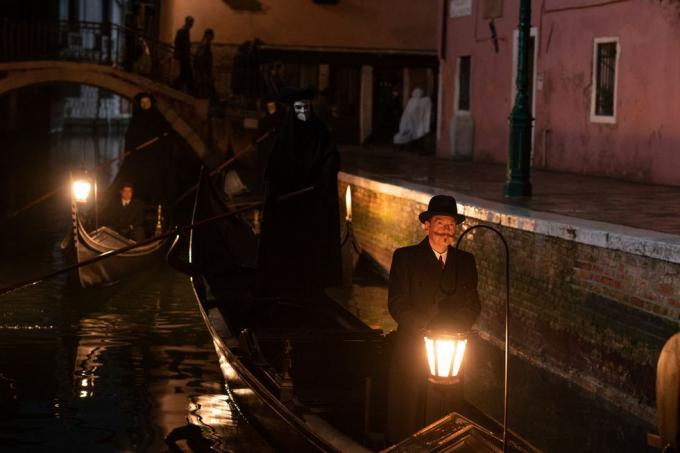 l r riccardo scamarcio som vitale portfoglio och kenneth branagh som hercule poirot i 1900-talets studios' a haunting in venice foto av rob youngso 2023 1900-talsstudios alla rättigheter reserverade