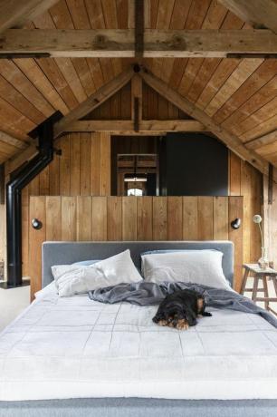 primära sovrum i berkshire, england hem designat av london baserad arkitektur och interiör företaget mclaren bed amode. matta förgyllda kantmattor. lyser astrobelysning