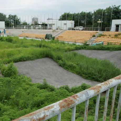 BMX-stadion för de olympiska spelen i Peking 2008 är övergiven och hyrs nu av ett bilförsäljningsföretag 07aug13