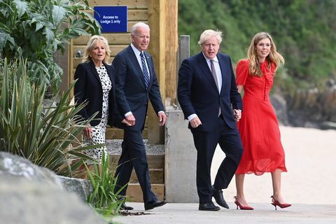 Carbis Bay, England 10 juni Storbritanniens premiärminister Boris Johnson, hans fru Carrie Johnson och USA: s president Joe Biden med första damen Jill Biden går utanför Carbis Bay Hotel, den 10 juni 2021 nära St Ives, England Storbritannien premiärminister, Boris Johnson, kommer att vara värd för ledare från USA, Japan, Tyskland, Frankrike, Italien och Kanada vid G7-toppmötet som börjar på fredagen den 11 juni 2021 Foto av Toby Melville WPA Poolgetty bilder