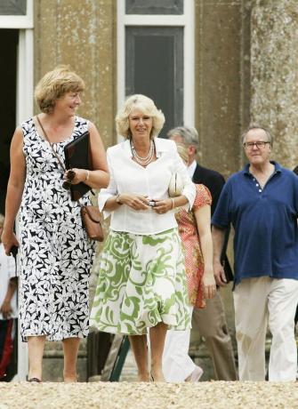 wilshire, england 22 juli Camilla, hertiginnan av cornwall med lord and lady lansdowne i deras hem bowood house för en hundutställning och landsmässa hölls till stöd för Macmillan cancer relief charity den 22 juli 2006 i Wiltshire, England foto av tim graham fotobibliotek via getty images