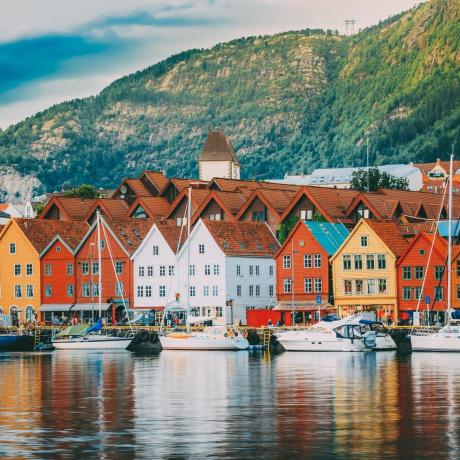 Hus Vid Havet Mot Himmel I Staden