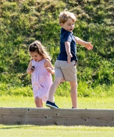 Prins George och prinsessa Charlotte Spela med Kate Middleton