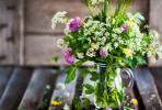 9 sätt att göra färska blommor längre, enligt Royal Wedding Florist Philippa Craddock