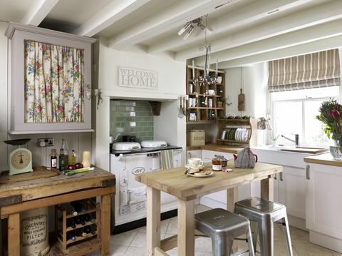Rustikt kök med takbjälkar, träbord och Aga, bostadshus, Belper Lane, Derbyshire, England, Storbritannien