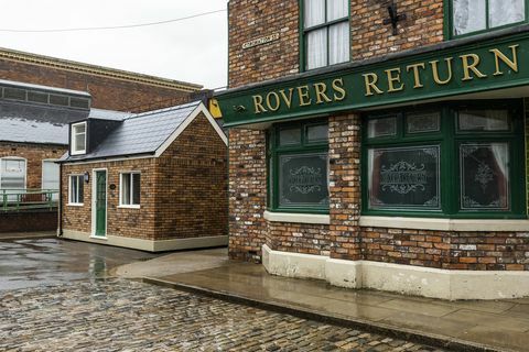 redaktionellt bruk avslöjas endast ”the rovers’ annexe ”på kröningsgatan, som den listar på airbnb, vilket ger fans en upplevelse en gång i livet bo i det fristående pop up-huset på kullersten, Manchester utgivningsdatum tisdag 18 maj 2021 pa foto under vistelsen gästerna kommer att tas på en privat rundtur i uppsättningen följt av en hotpot-middag och möjligheten att se årtionden av klassiska corrie-avsnitt fotokredit bör läsa fabio de paolapa tråd