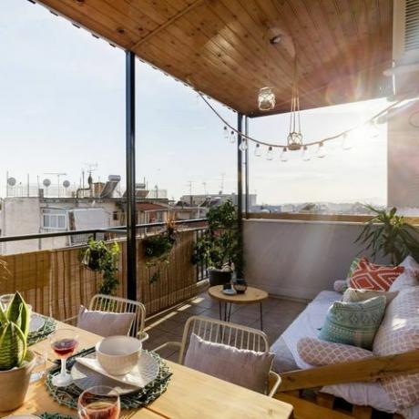 Ljus elegant loft med utsikt över Akropolis ($ 72 / natt)