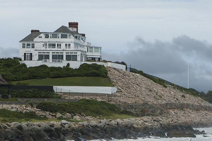 westerly, ri 22 augusti en man fiskar vid Watch hill-fyren efter avskalad bas med taylor swifts hem i bakgrunden under ögat av den tropiska stormen henri i westerly, ri den 22 aug 2021 foto av matthew j leethe boston globe via getty bilder