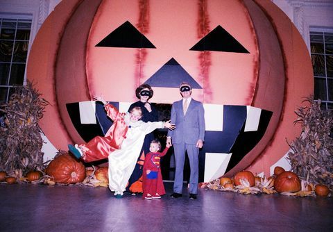 på det här fotografiet, president jimmy carter, första damen rosalynn carter, deras dotter amy och deras barnbarn jason poserar för ett gruppporträtt framför en stor pumpa på norra portiken under ett vitt hus halloween fest