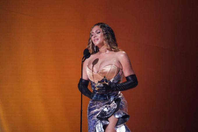 los angeles, kalifornien 5 februari beyonce tar emot priset för bästa danselektroniska musikalbum för renässans på scenen under den 65:e grammy awards på cryptocom arena den 5 februari 2023 i los angeles, kalifornien foto av robert gauthier los angeles times via getty bilder