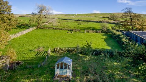 en vacker nyrenoverad stenstuga från 1600-talet i hjärtat av Yorkshire Dales finns på marknaden för £ 775.000