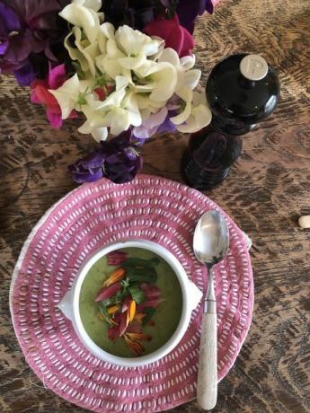 ätbara blommor i soppa