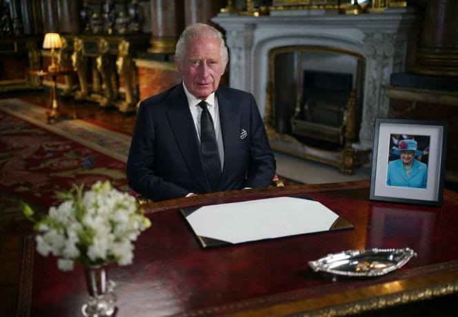 Storbritanniens kung Charles III håller ett tv-sänt tal till nationen och samväldet från den blå teckningen rum på buckingham palace i london den 9 september 2022, en dag efter att drottning Elizabeth II dog vid 96 års ålder