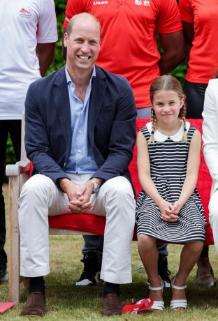 Storbritannien prins William, hertig av Cambridge l och Storbritannien prinsessan Charlotte av Cambridge r poserar för en fotografering under ett besök på Sportsaid House på dag fem of the Commonwealth Games i Birmingham, centrala England, den 2 augusti 2022 blev hertiginnan beskyddare av sportsaid 2013, team england futures program är ett partnerskap mellan sportsaid, sport england och commonwealth games england som kommer att se cirka 1 000 begåvade unga idrottare och blivande supportpersonal ges möjlighet att delta i spelen och ta en förstahandsblick bakom kulisserna foto av chris jackson pool afp foto av chris jacksonpoolafp via getty bilder