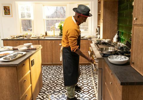 kocken marcus samuelsson i sitt kök