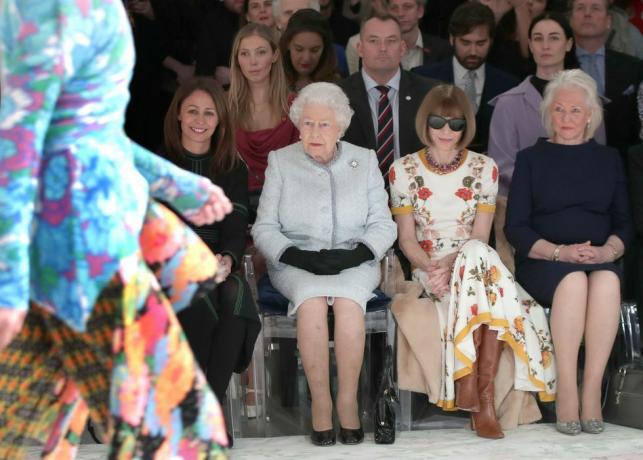 drottningen presenterar det inledande priset drottning elizabeth ii för brittisk design på london fashion week