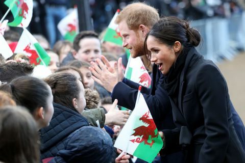 Harry och Meghan träffar barn i Cardiff