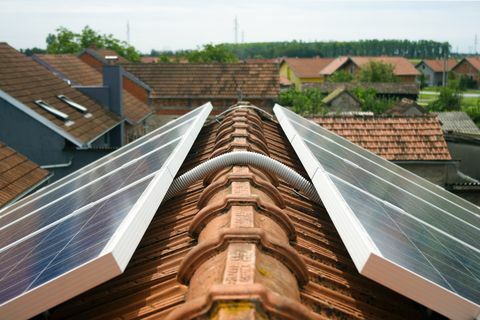 Solpanel på takdetalj