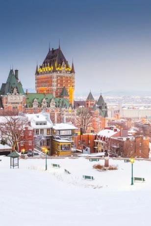 fairmont le chateau frontenac i skymningen