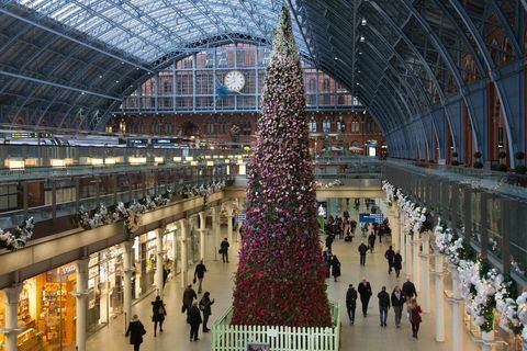 47ft blommig julgran avslöjades på St Pancras International Station, London.