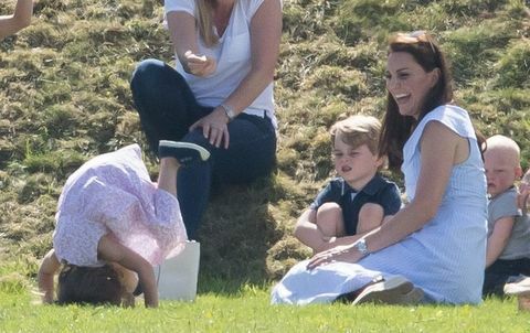 Prins George och prinsessa Charlotte Spela med Kate Middleton