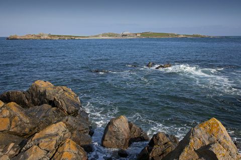 Lihou Island, från L'Eree, Guernsey, Storbritannien. Ytterligare kredit: Besök Guernsey.