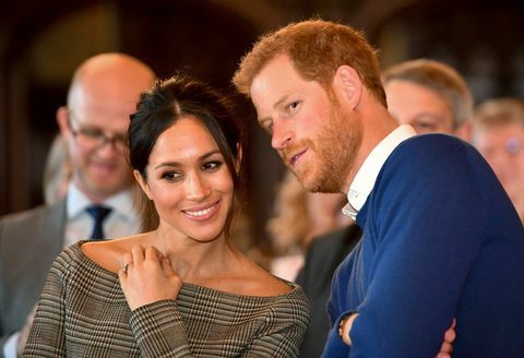 Cardiff, Wales 18 januari viskar prins Harry till Meghan Markle när de tittar på en dansföreställning av jukebox-kollektivet i bankettsal under ett besök på Cardiff Castle den 18 januari 2018 i Cardiff, Wales Foto av Ben Birchall WPA Pool Getty bilder