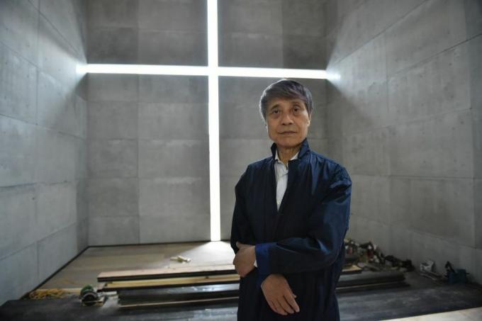 den här bilden tagen den 20 september 2017 visar den japanska arkitekten tadao ando posera på det nationella konstcentret i tokyo. Den japanska mästaren tadao ando tog en okonventionell väg till arkitekturen, Från början som boxare och lastbilschaufför helt självlärd hindrade hans oortodoxa utbildning inte honom från att vinna pritzkerpriset, som anses vara arkitekturens nobel, efter i fotspår från richard rogers och zaha hadid foto av kazuhiro nogi afp to go with japan architecture ando, intervju av karyn nishimura poupee foto av kazuhiro nogiafp via getty bilder