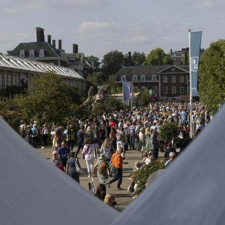 massor av besökare på höstens rhs chelsea flower show 2021 i september