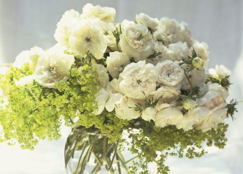 vit-blommor av glas-vas