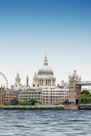 london montage mot vanlig blå himmel med floden Themsen i förgrunden