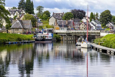 Caledonisk kanal i Fort Augustus, Storbritannien