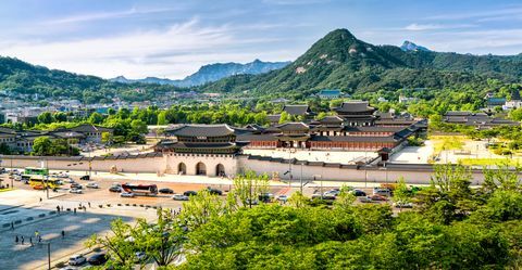 Panoramautsikt över det Gyeongbokgung slotten och det blåa huset, Seoul, Sydkorea