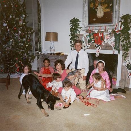 us president john f kennedy 1917 1963 c och first lady jacqueline kennedy 1929 1994 poserar med sin familj på juldagen i den vita house, washington, dc, 25 december 1962 l r caroline kennedy, oidentifierad, john f kennedy jr 1960 1999, anthony radziwill 1959 1999, prins stanislaus radziwill, le radziwill och deras dotter, ann christine radziwill foto av john f kennedy bibliotek med tillstånd av getty bilder