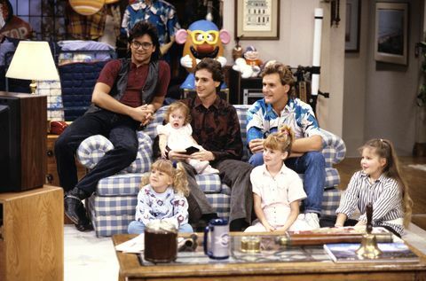 USA 8 december fullt hus vår allra första kampanj säsong ett 12887, på bilden, från vänster jesse john stamos, stephanie jodie sweetin, michelle spelas av tvillingarna mary kateashley olsen, danny bob saget, joey dave coulier, kimmy andrea barber och dj candace cameron var med i en kampanj gjord av dannys tv-station, foto av abc photo archivesdisney general entertainment content via getty bilder