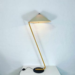 Golvlampa med krämskugga