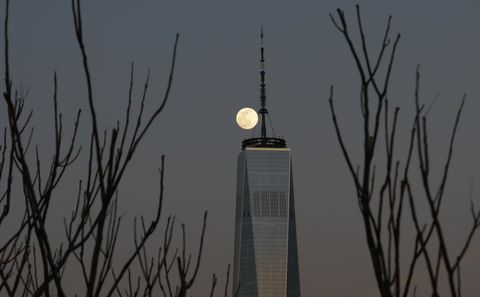 Månuppgång över Lower Manhattan i New York City