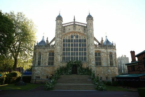 Blommor och blad smyckar västdörren och trappan i St George's Chapel