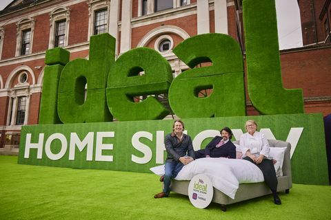 tre i sängen Laurence llewlyn Bowen, Rosemary Shrager och David Domoney ger en helt ny innebörd åt " att arbeta hemifrån", som de öppnar den 114:e ideal home showen, i samarbete med natwest besök idealhomeshowcouk för mer information och för att köpa biljetter