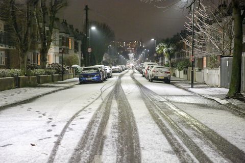 En väg sett täckt av snö i norra London ...