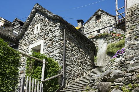 Schweiz, Ticino, Corippo, typiska naturstenhus