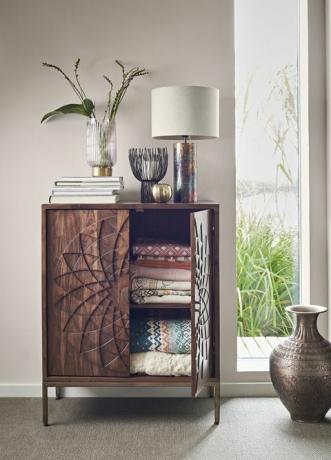 John Lewis Stor metallurn, £ 60, Array Fusion skåp (mörk) 399 £, Jaipur kast (vit) £ 49, Taj kast (vit) £ 49, Agra kast (saffran) £ 49