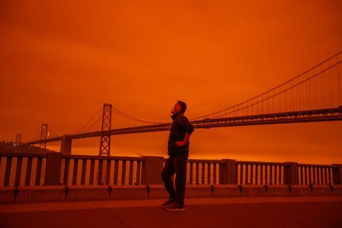 san francisco, ca 9 september en person som inte ville ge sitt namn överväger utsikten från embarcadero som rökig himmel från norra Kalifornien skogsbränder kastar en rödaktig färg under morgonen i San Francisco, Kalifornien, onsdagen den 9 september 2020 foto av Ray Chavezmedianews Group kvicksilvernyheterna via Getty bilder