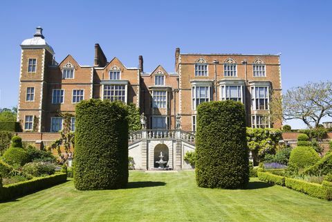 hatfield house är ett engelskt ståtligt hem som ligger i en stor 42 tunnland stor park i hertfordshire som visas här är den östra fasaden och trädgårdarna, som bara ibland öppnas i jacobstil herrgård byggdes av robert cecil 1611 och har stannat kvar i cecil-familjen sedan dess spektakulära läge och arkitektur har gjort det till ett måste för många filmer, inklusive shakespeare i kärlek, batman och batman ii, guldåldern och många andra drottning elizabeth jag tillbringade mycket av sitt tidiga liv i bostad på hatfield sägs att det är här där "jungfru drottningen", medan hon sa att hon satt under ett ek i parken under vår herres år 1558, fick hon veta att hon hade blivit drottning av England och Irland efter hennes halvsyster, Mary bra kopia utrymme