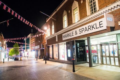 En Marks & Spencer-butik ses med namnet ändrat till 'Markle & Sparkle' inför det kungliga bröllopet den 17 maj 2018 i Windsor, England