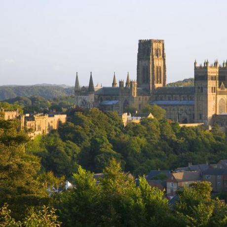 staden Durham, länstaden County Durham, ligger i nordöstra England vid floden slitage, några miles söder om Newcastle upon Tyne är det mest känt för sin normandiska katedral och slott, som tillsammans utsågs till UNESCO: s världsarvslista 1986 staden har också ett prestigefyllt universitet, sägs vara det äldsta i England efter Oxford och Cambridge