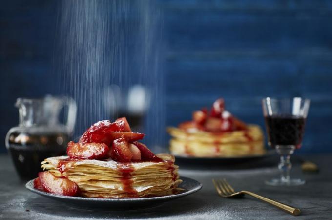 Plommon och kryddade äppelpannkakor