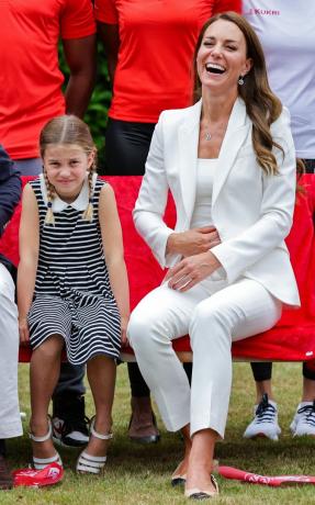 Storbritannien Catherine, hertiginnan av Cambridge r och Storbritannien prinsessan Charlotte av Cambridge Jag poserar för en fotografering under ett besök på Sportsaid House på dag fem av the Commonwealth Games i Birmingham, centrala England, den 2 augusti 2022 blev hertiginnan beskyddare av sportsaid 2013, team england futures program är ett partnerskap mellan sportsaid, sport england och commonwealth games england som kommer att se cirka 1 000 begåvade unga idrottare och blivande supportpersonal möjligheten att delta i spelen och ta en förstahandsblick bakom kulisserna foto av chris jackson pool afp foto av chris jacksonpoolafp via getty images